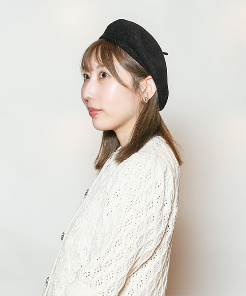 Model's head circumference: 56cm, wearing size: ONESIZE