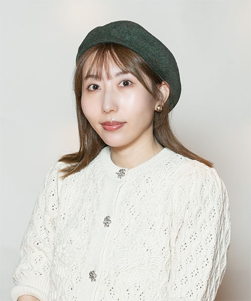Model's head circumference: 56cm, wearing size: ONESIZE