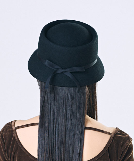 モデル頭囲：55.5cm 着用サイズ：ONESIZE