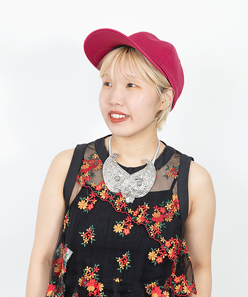 モデル頭囲：54.5cm 着用サイズ：ONESIZE