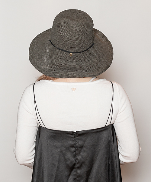 GRAY モデル頭囲：56cm （ループは留め外しパターン）