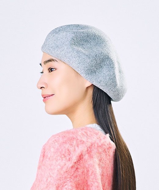 Model's head circumference: 55.5cm, wearing size ONESIZE