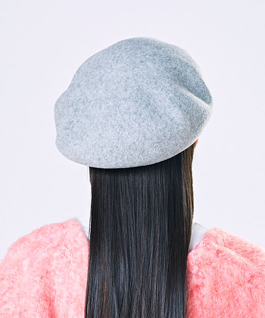 Model's head circumference: 55.5cm, wearing size ONESIZE