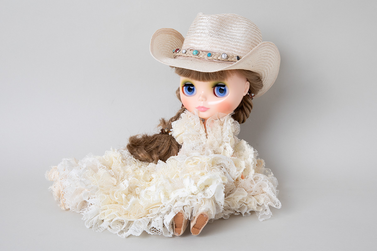 "Only one Blythe in the world" charity auction